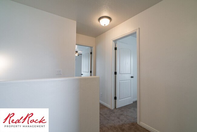 Building Photo - DOG-FRIENDLY 4 Bedroom Townhome with INTERNET INCLUDED!
