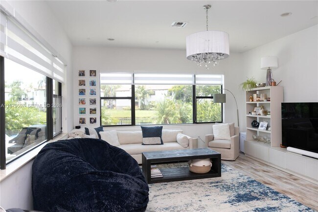 Building Photo - 11826 SW 13th Ct