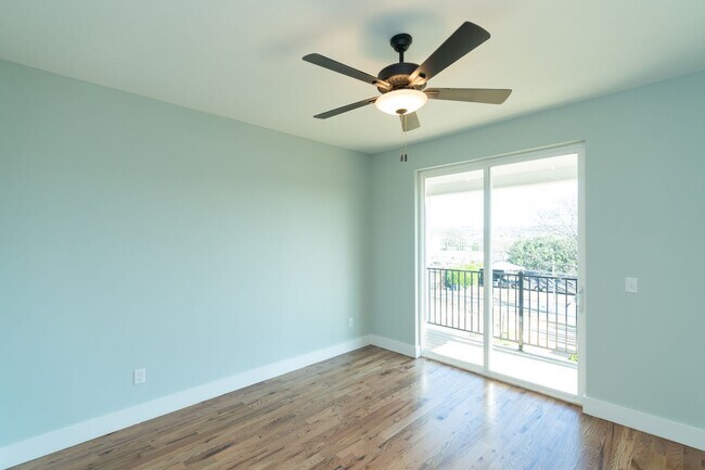 Building Photo - Modern 4 Bedroom Townhome in Southside Chattanooga