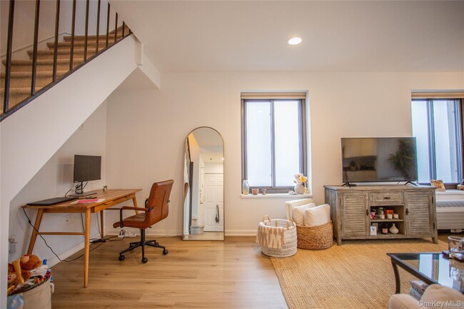 Building Photo - 100 W Broadway