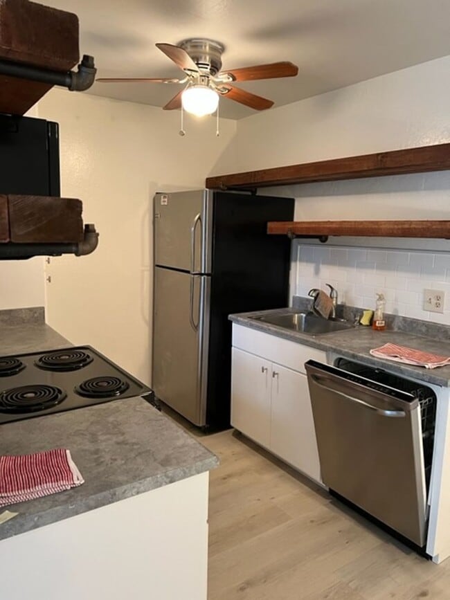 Building Photo - Great One Bedroom Condo Golden Oaks Monterey