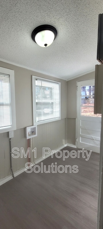 Building Photo - 2021 Pine Bluff St