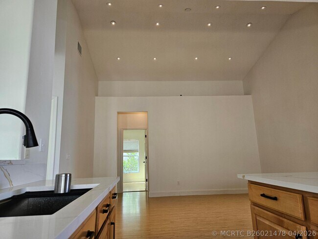 Building Photo - 1105 Anchor Point