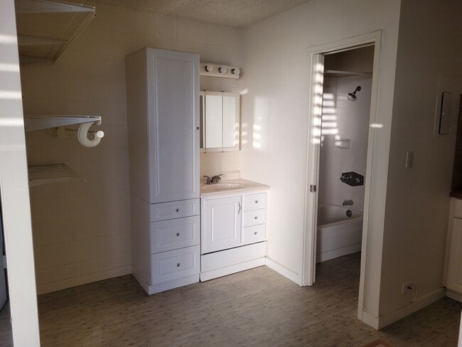 Building Photo - Great Location! Studio, 1 bath, 1 pkg w/Lanai. 300sqft unit . $1600