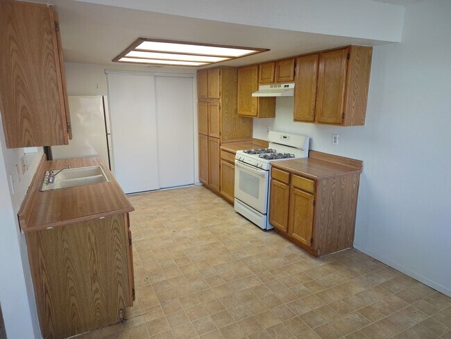Building Photo - 3 Bedroom Condo