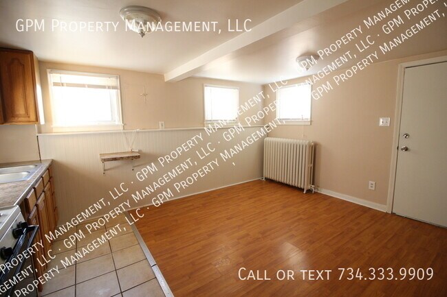 Building Photo - 2557 4th St