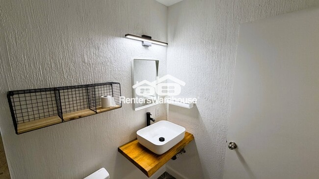 Building Photo - 6020 Carmen Blvd