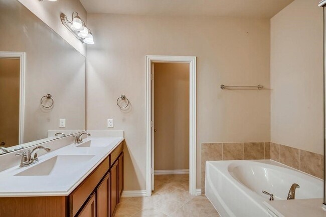 Building Photo - 2753 Calmwood Dr