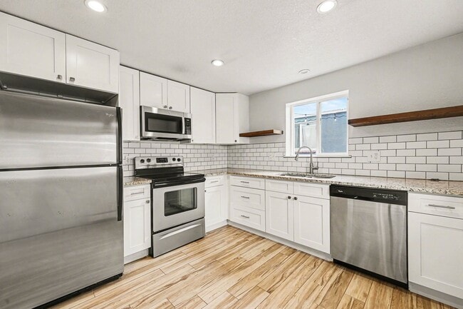Building Photo - Charming 3-Bedroom Home with Garage & Fenced Yard – Great Location
