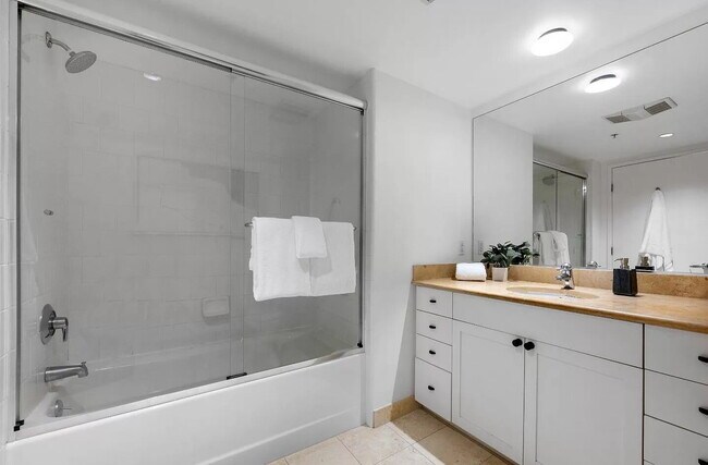 Building Photo - Contemporary Unit with High-End Features