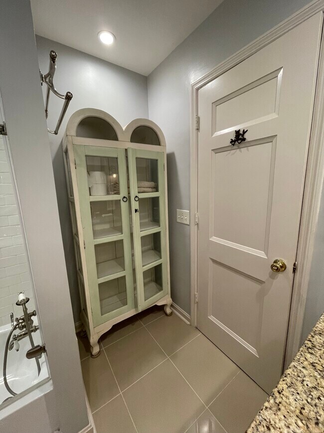 FULL BATH - UPPER LEVEL - 4633 Benton Smith Rd
