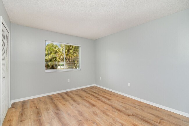 Building Photo - 2290-2296 Fox Hollow Dr.