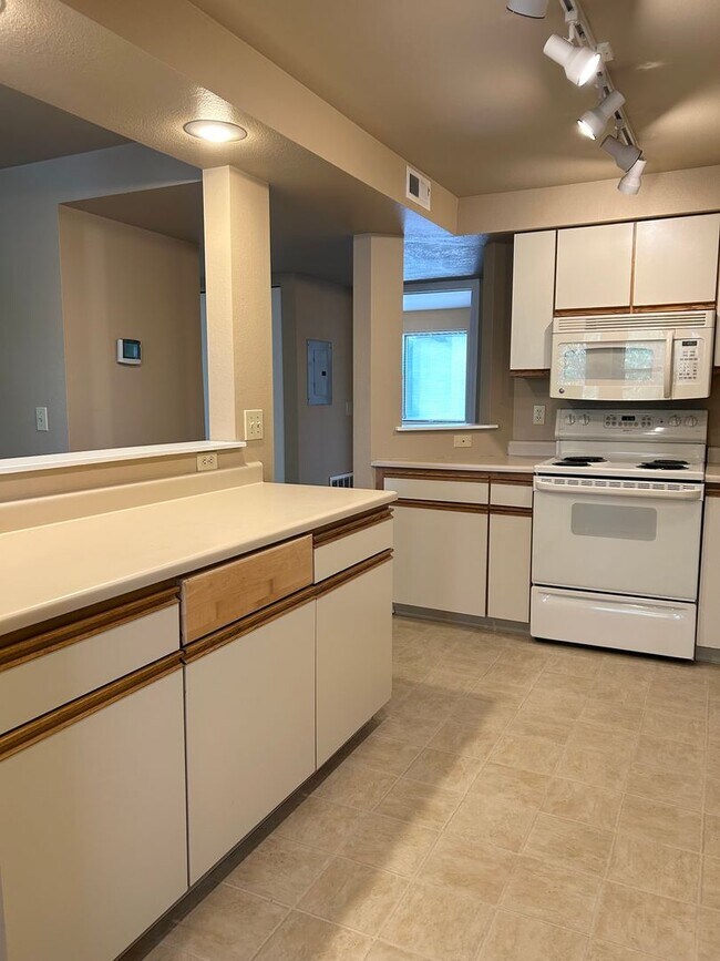 Building Photo - 3757 S Gekeler Ln