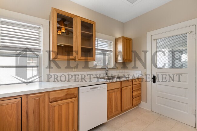 Building Photo - 410 S Estelle St