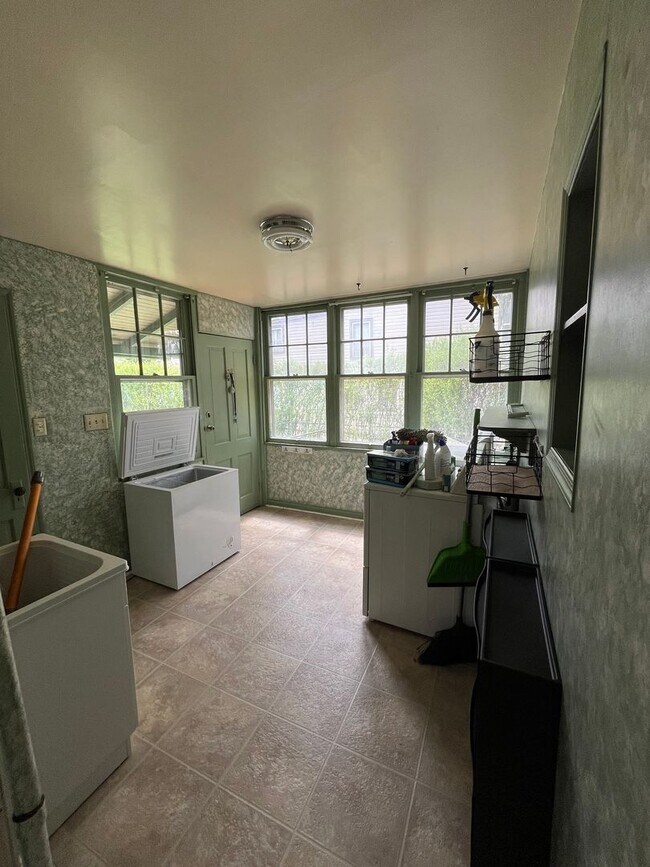 Building Photo - Spacious 4-5 Bedroom, 1.5 Bathroom 2-Story...