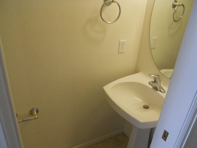 Building Photo - ALL PROSPECTIVE TENANTS MUST SUBMIT A $58 ...