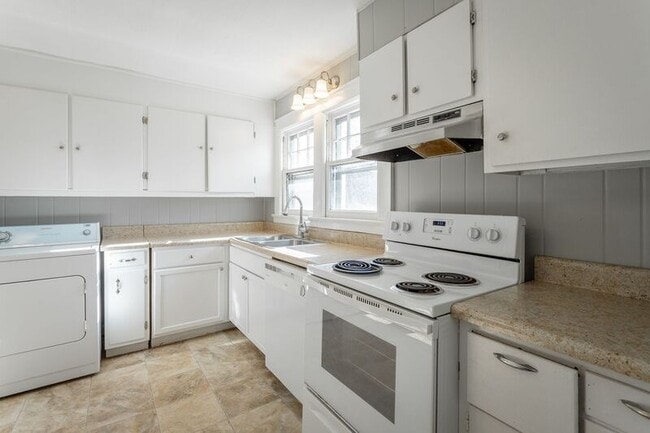 Building Photo - 209 S Moss Ave