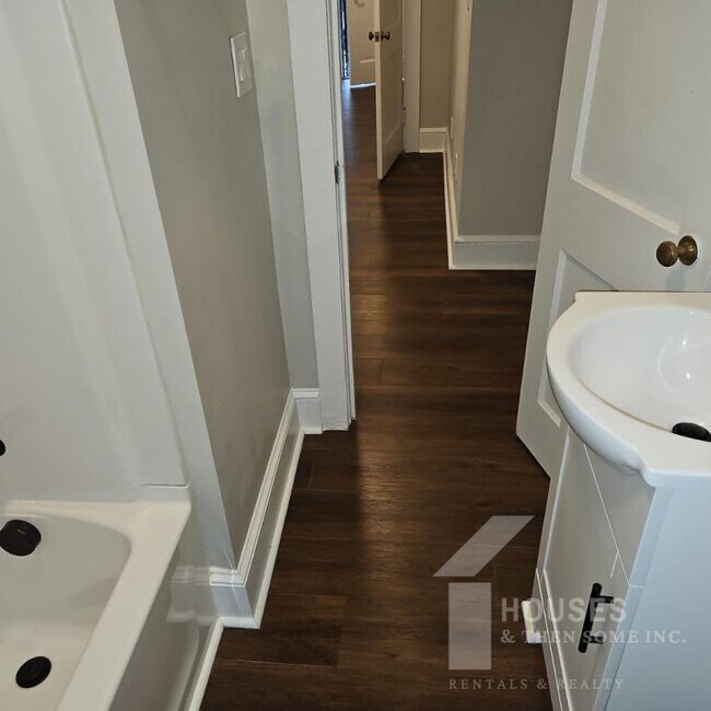 Building Photo - 8 Dargan St