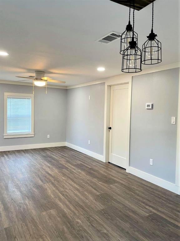 Building Photo - 903 N Valderas St