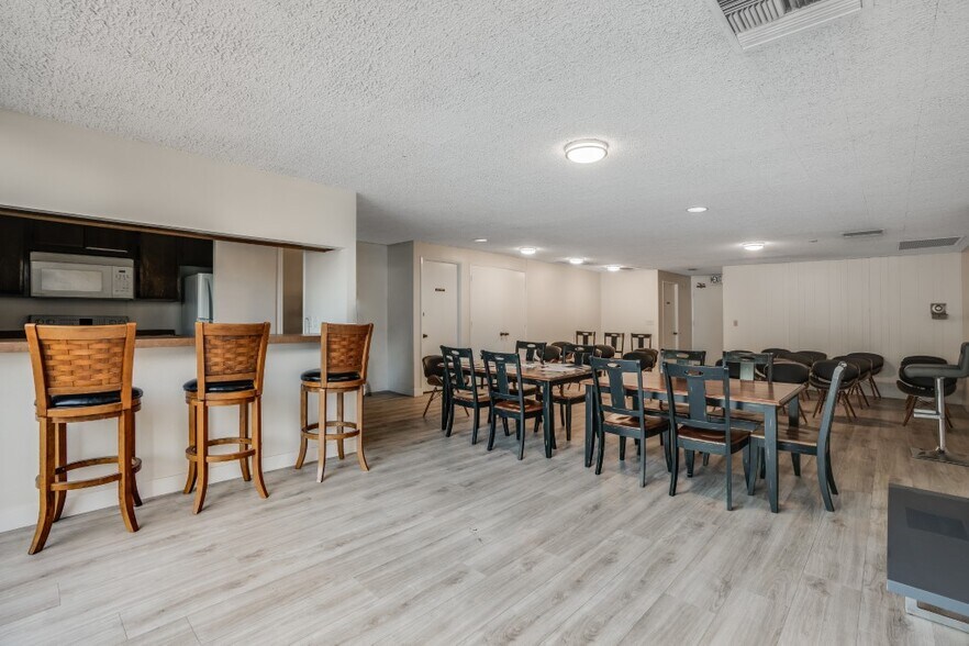 Building Photo - 321 S San Vicente Blvd