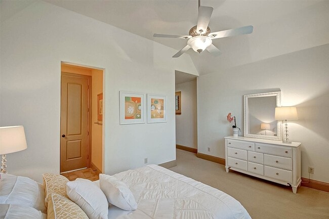 Building Photo - 7 Shearling Ct