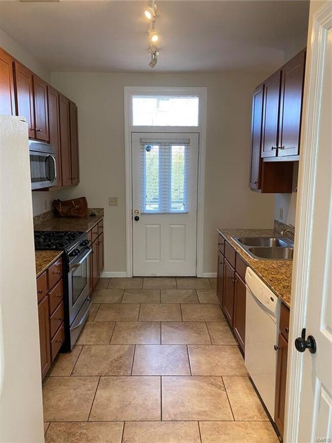 Building Photo - 816 Ann Ave