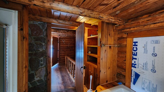 Building Photo - Beautiful Log Cabin in Condon