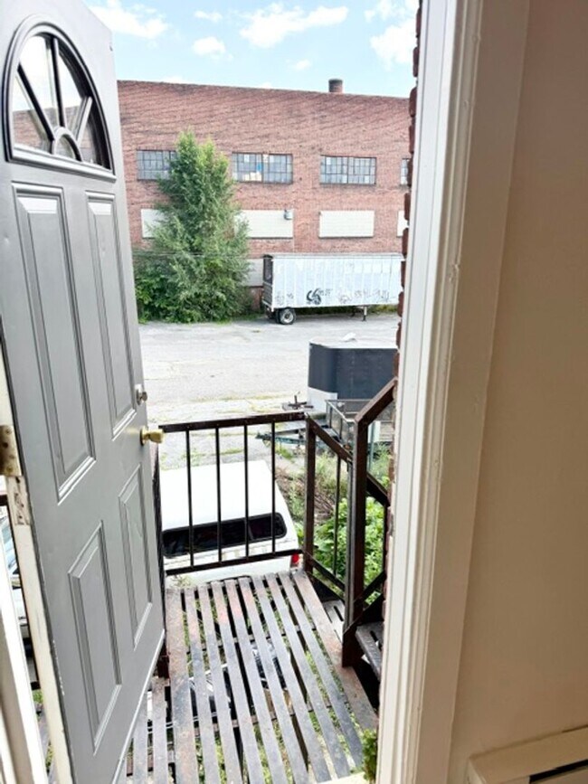 Building Photo - 1 Bedroom, Coin Laundry, Parking-York City SD
