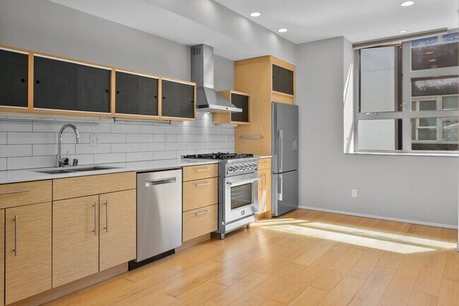 Building Photo - Gorgeous VIEW Townhome w/ 2 Master Suites in Coveted Eastlake
