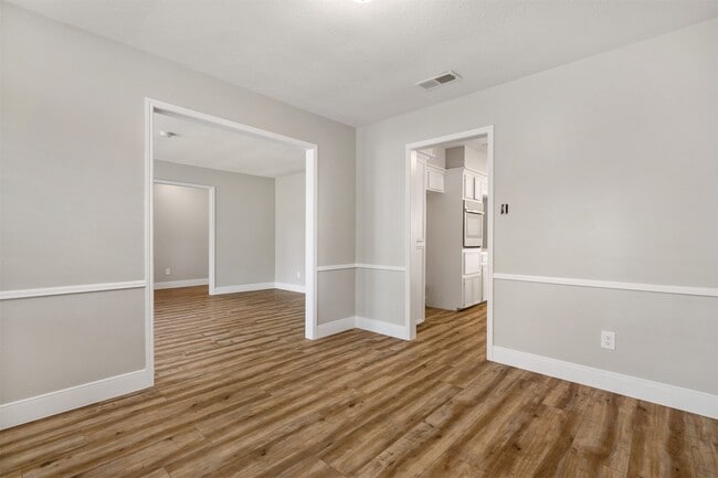 Building Photo - 25519 Many Oak Dr