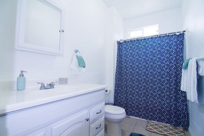 Building Photo - 3013 Somerset Dr