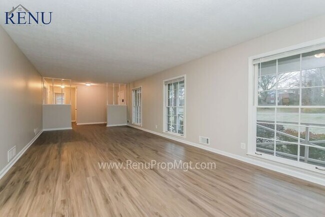 Building Photo - Now available 3 bedrooms 2 baths!