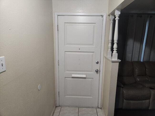 Building Photo - 3821 E Everglade Ave