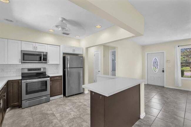 Building Photo - 2221 SW 67th Ave