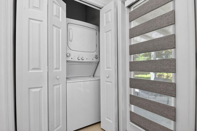 Building Photo - 1511 S Palmway