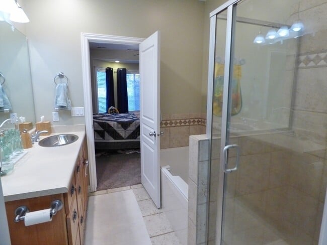 Building Photo - Great 3 BD 2.5 BA Twin Home. Great Location.