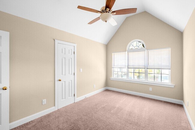 Building Photo - Charming 3 bed 2.5 bath Home in Huntersville!