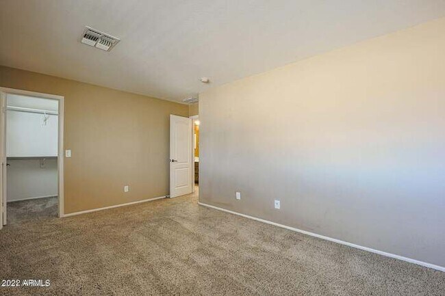 Building Photo - BEAUTIFUL SURPRISE HOME