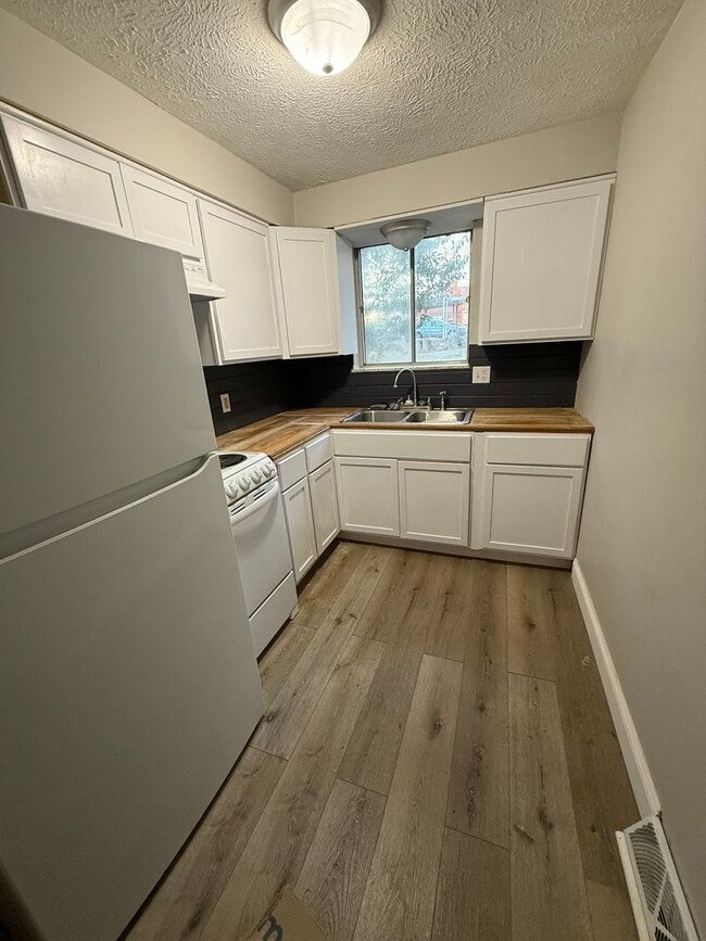 Building Photo - N Ellis