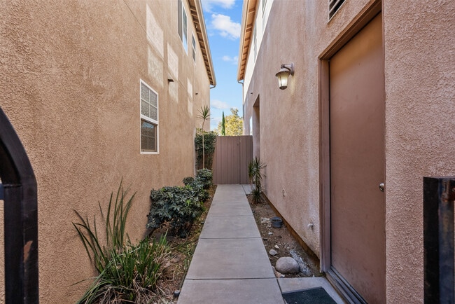 Building Photo - 9447 Hendrix Ln