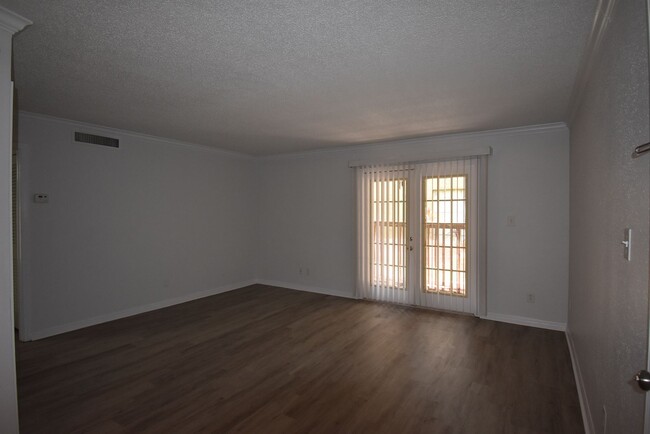 Building Photo - 2 Bed/1 Bath, 1st Floor condo in Serravell...