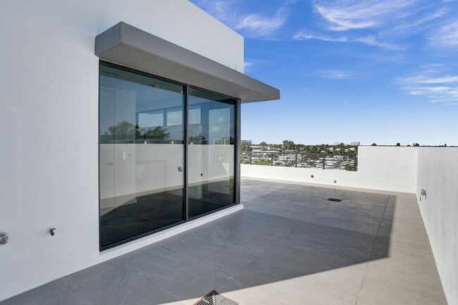 Building Photo - Gorgeous New Townhouse on the Beach