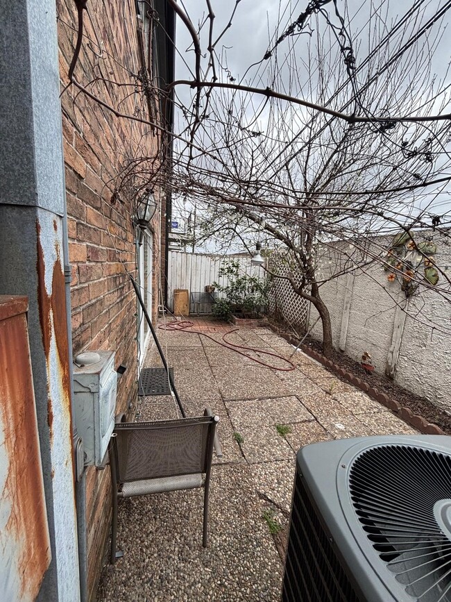 Building Photo - 2710 Briarhurst Dr