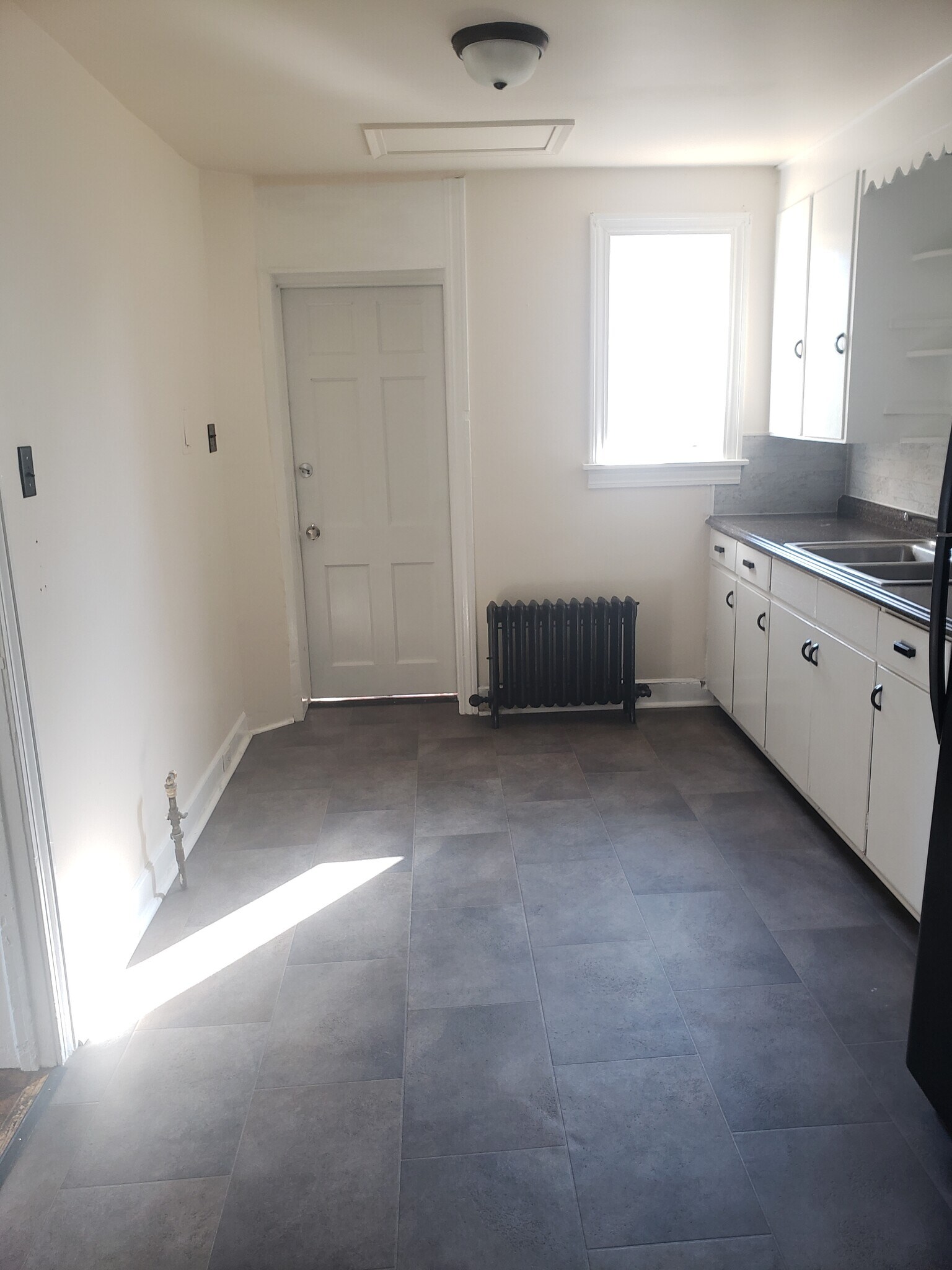 Kitchen - 629 W 4th St