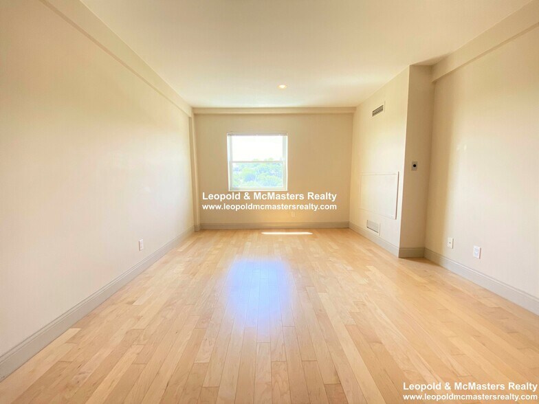 Building Photo - 1592 Beacon St