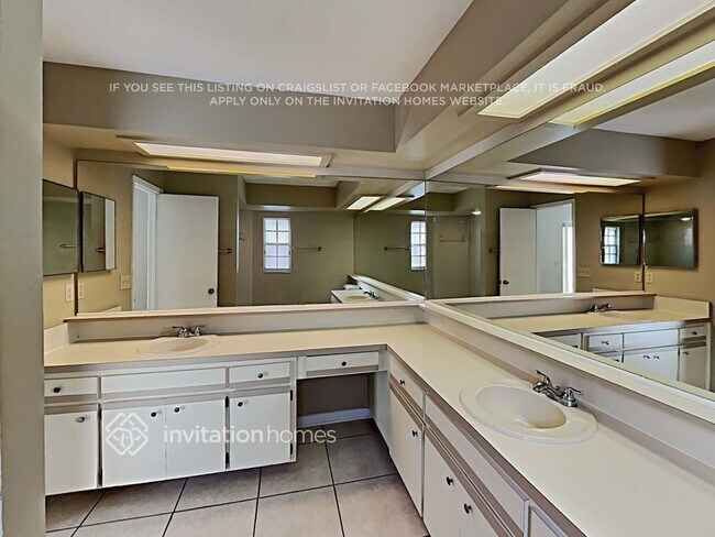 Building Photo - 16601 Vallely Dr