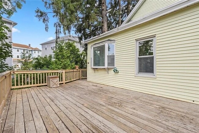 Building Photo - 715 Elm St