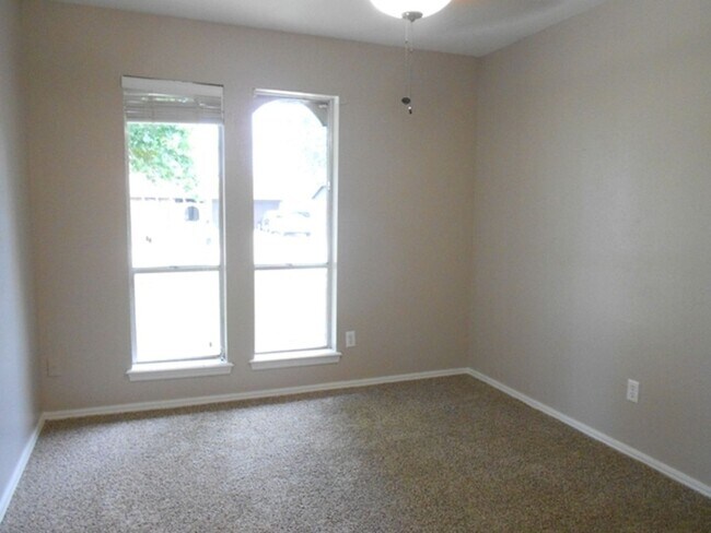 Building Photo - 305 NE 46th St