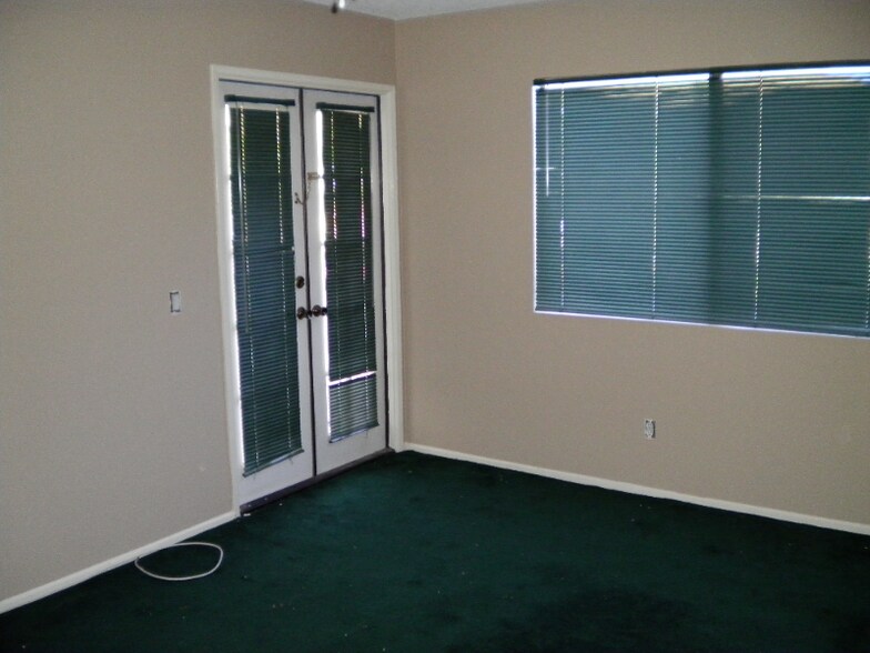 Building Photo - 3232 Little Mountain Dr