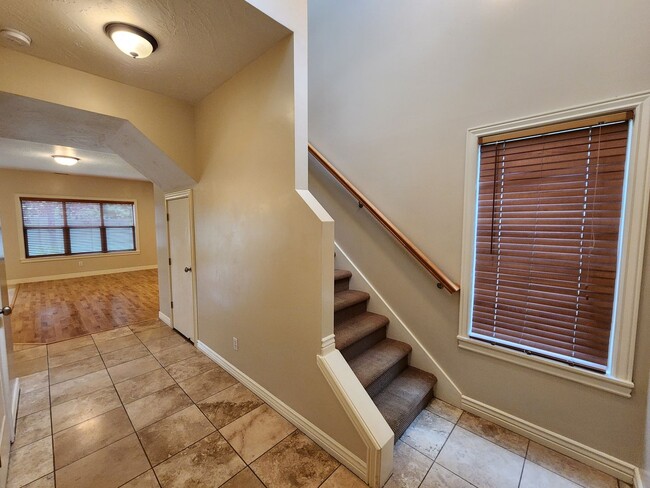 Building Photo - ELF PRICED! 3 bd. 2.5 bath Luxury Townhome!